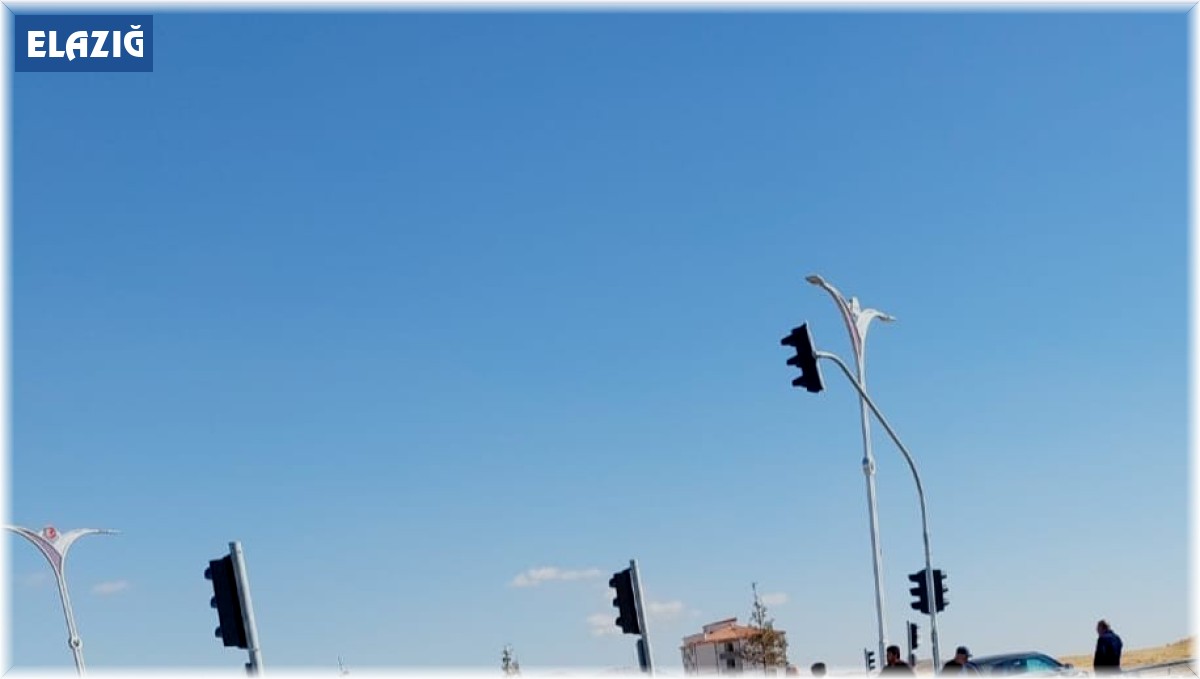 Elazığ'da kamyon ile otomobil çarpıştı