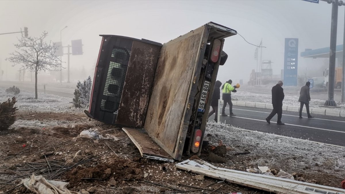 Elazığ'da kamyonet devrildi: 5 yaralı