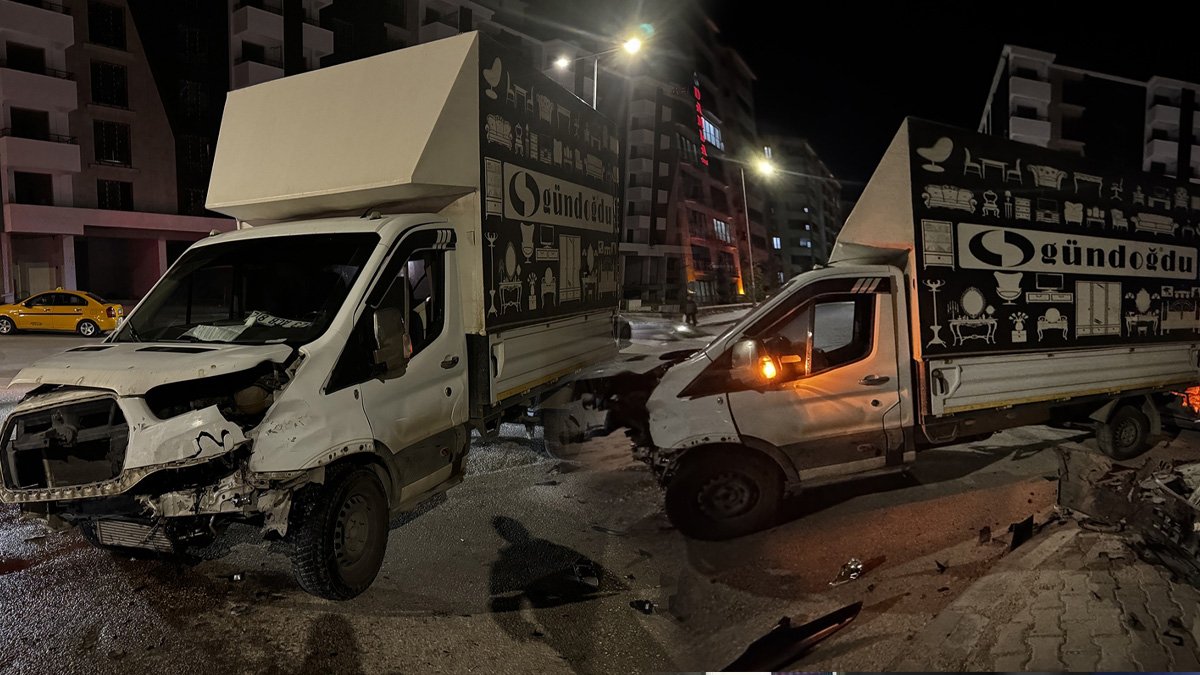 Elazığ'da kamyonet ile otomobil çarpıştı: Savrulan araç duvara vurdu, 5 yaralı