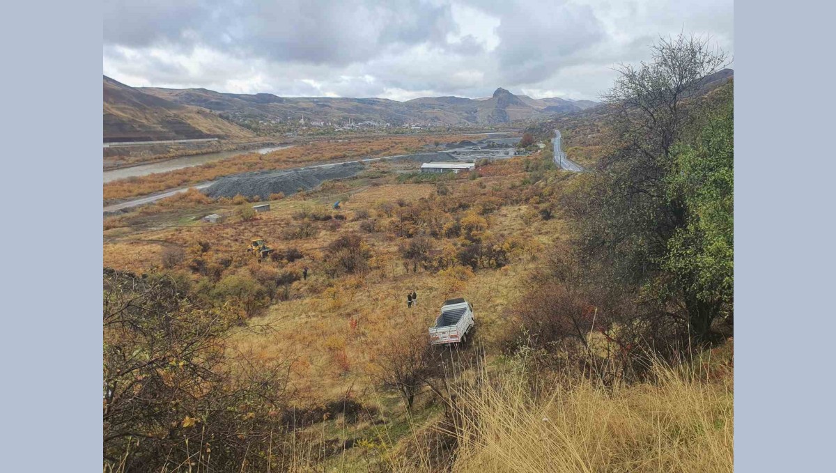 Elazığ'da kamyonet şarampole uçtu