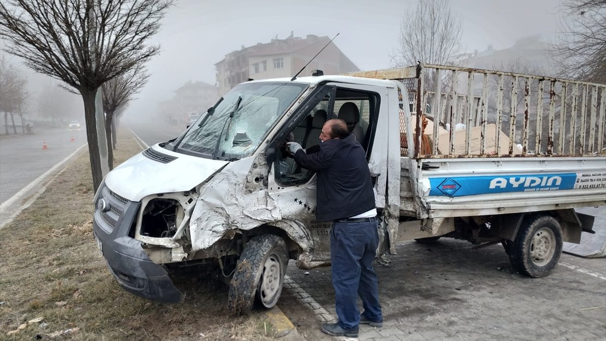 Elazığ'da kamyonetle pikap çarpıştı: 6 yaralı