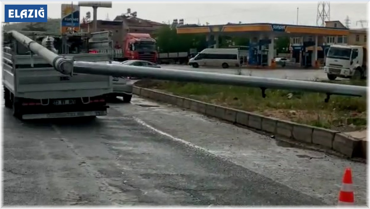 Elazığ'da kamyonun çarptığı trafik direği devrildi: 1 yaralı