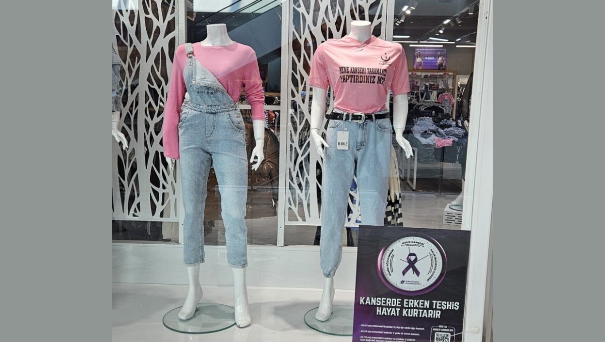 Elazığ'da kanser farkındalığı yazılı tişörtler vitrinlerde