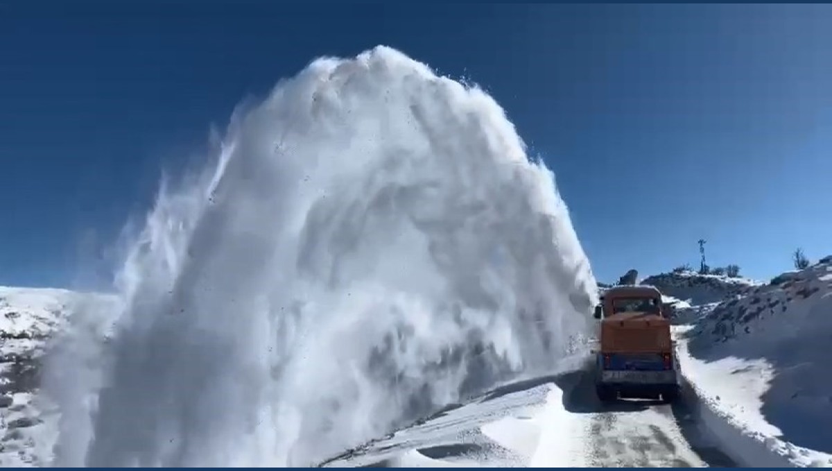 Elazığ'da kapalı köy yollarında çalışmalar sürüyor