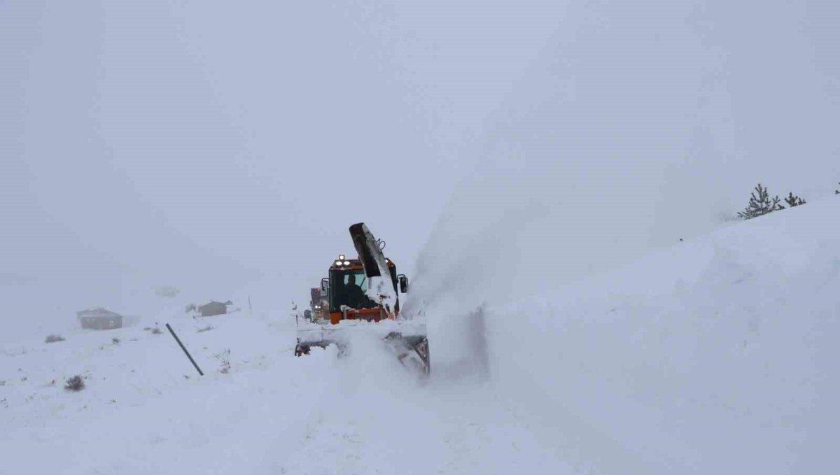 Elazığ'da kapalı köy yollarında çalışmalar sürüyor