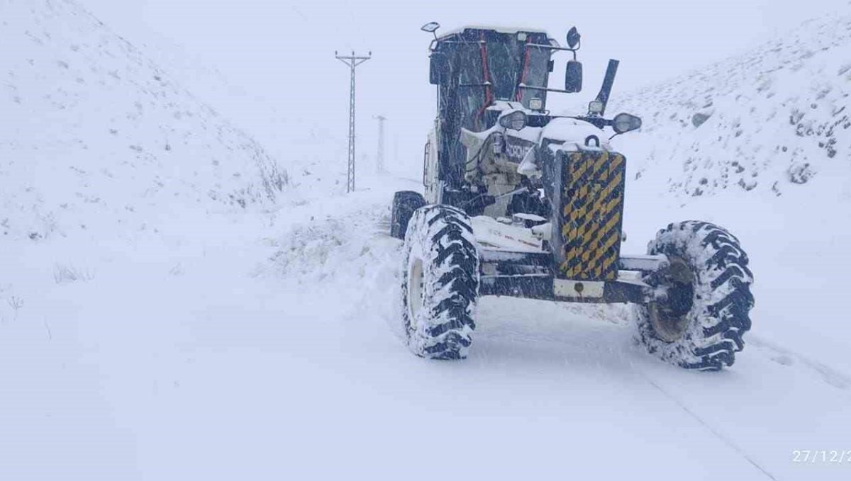 Elazığ'da kar etkili oldu: 482 köy yolu ulaşıma kapandı
