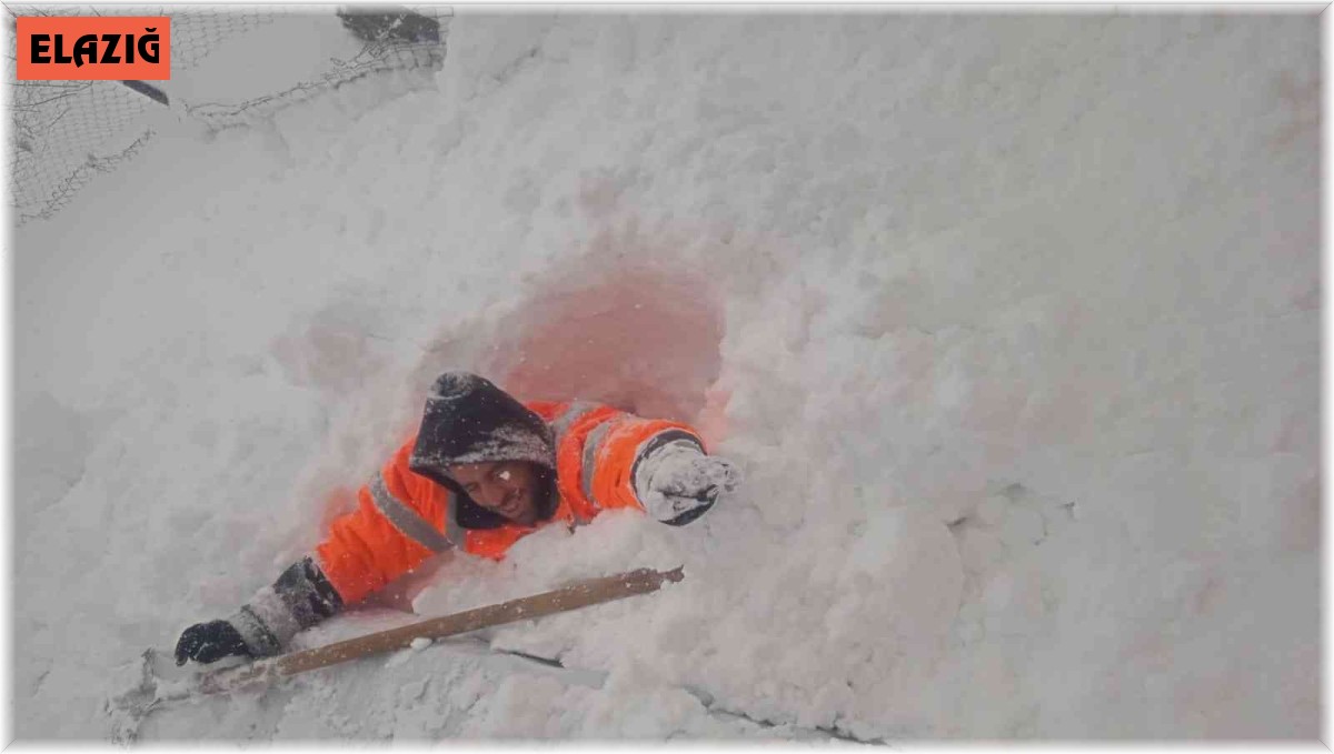 Elazığ'da kar kalınlığı insan boyuna yaklaştı