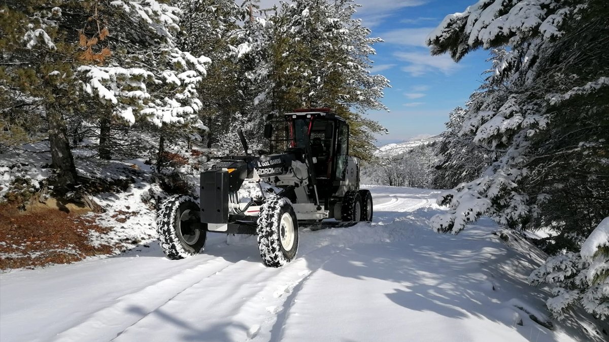 Elazığ'da kar nedeniyle 29 köy yolu ulaşıma kapandı