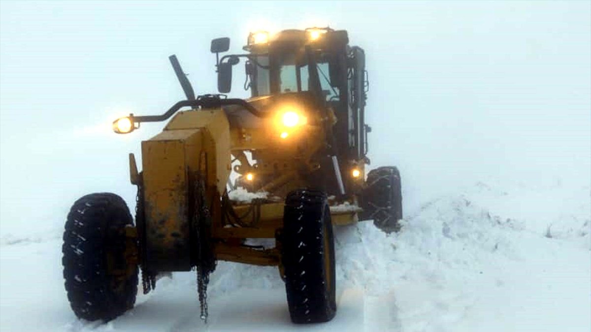 Elazığ'da kar nedeniyle 90 köy yolu ulaşıma kapandı