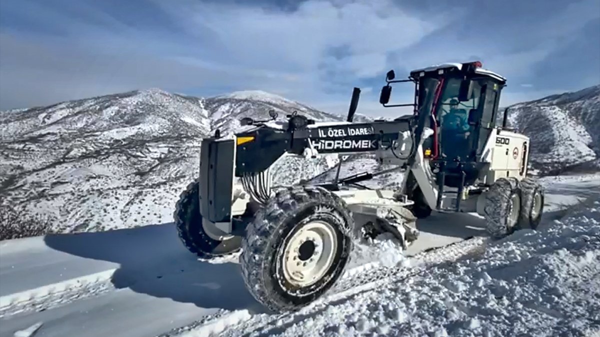 Elazığ'da kar nedeniyle kapanan 381 köy yolu 24 saatte ulaşıma açıldı