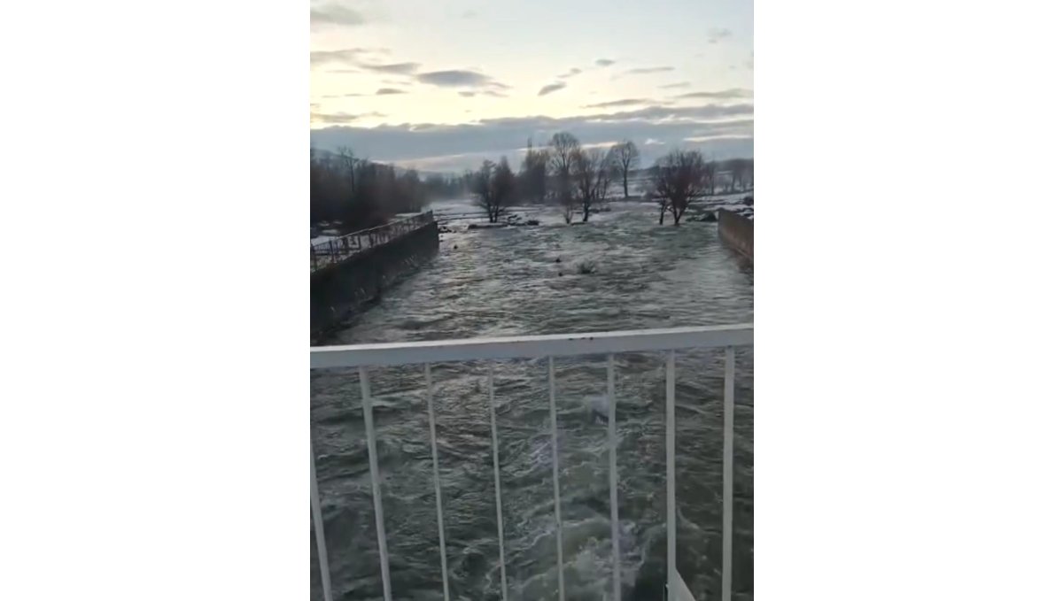 Elazığ'da kar suları eridi, dereler coştu