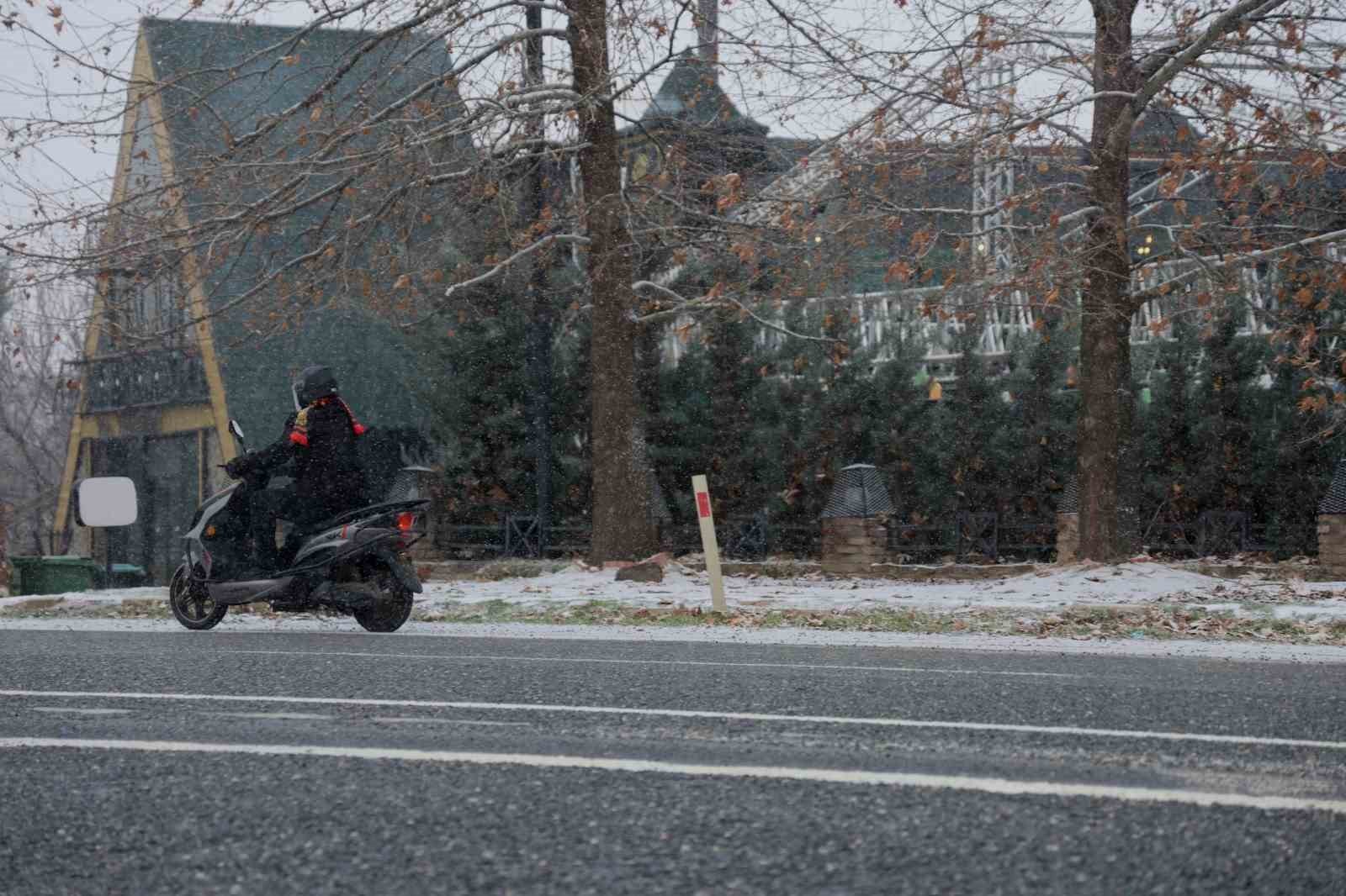 Elazığ'da kar yağışı etkili oldu