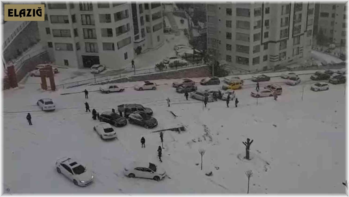 Elazığ'da kar yağışı etkili oldu, rampada kayan araçlar birbirine çarptı