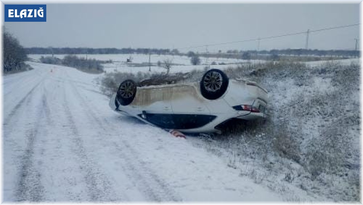 Elazığ'da kar yağışı kazayı beraberinde getirdi, otomobil takla attı
