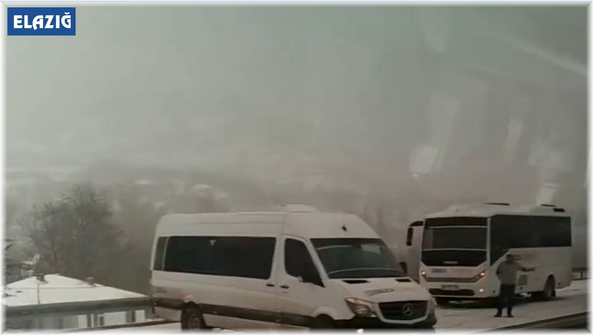 Elazığ'da kar yağışı sonrası araçlar yolda kaldı