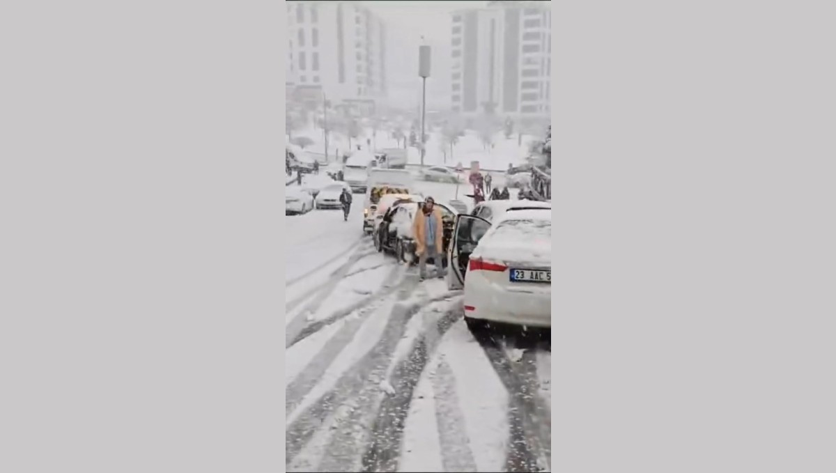Elazığ'da kar yağışı sonrası zincirleme kaza: 10 araç birbirine girdi