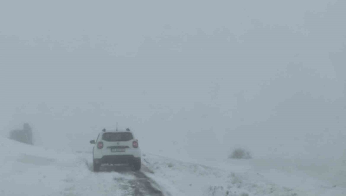 Elazığ'da kar yağışında mahsur kalan araç kurtarıldı
