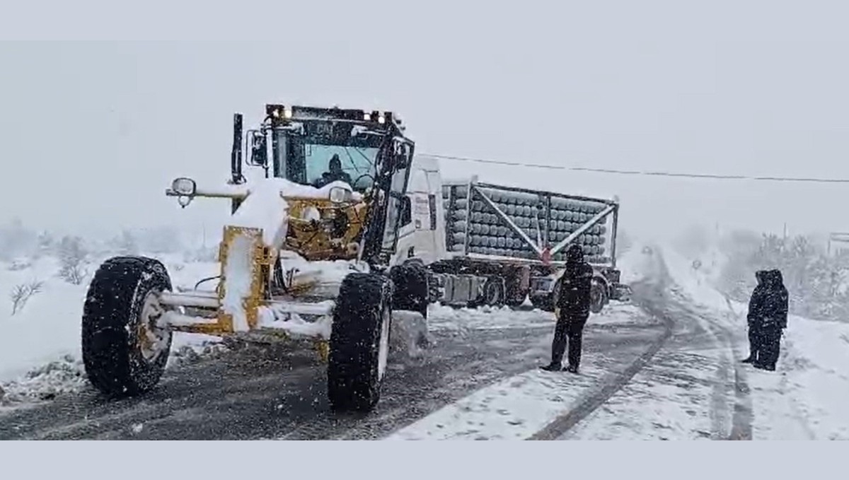 Elazığ'da kar yağışında yolda kalan tırlar, ekipler tarafından kurtarıldı
