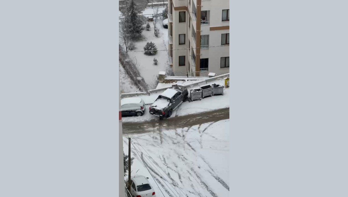 Elazığ'da karda kayan araçlar kameraya yansıdı