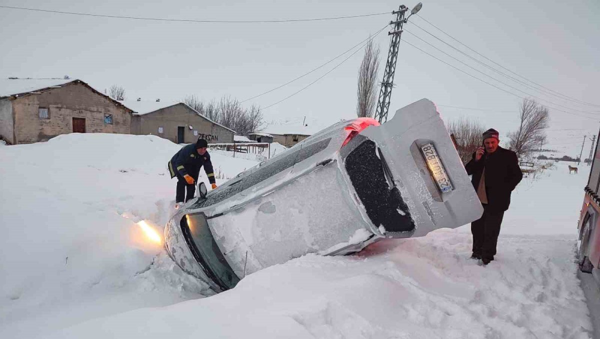 Elazığ'da karda kayan hafif ticari araç devrildi: 2 yaralı
