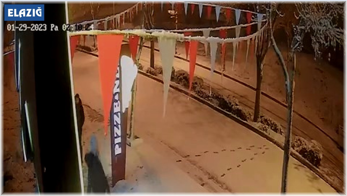 Elazığ'da karda kayıp düşen vatandaşlar kamerada
