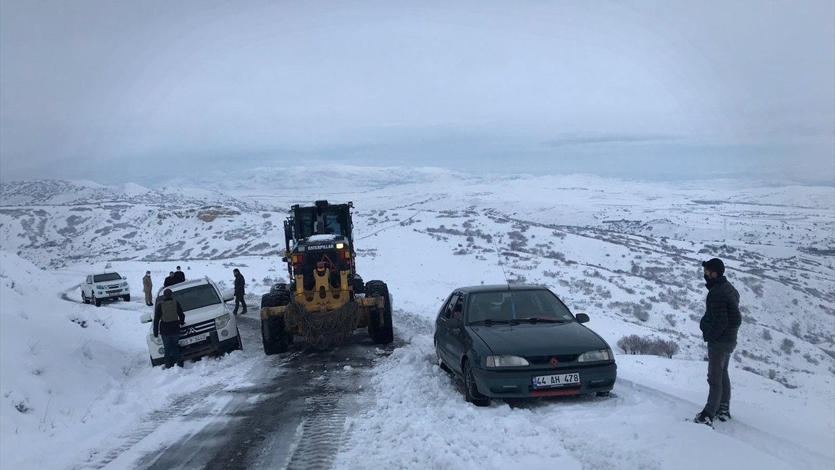 Elazığ'da karda mahsur kalan 15 kişi kurtarıldı