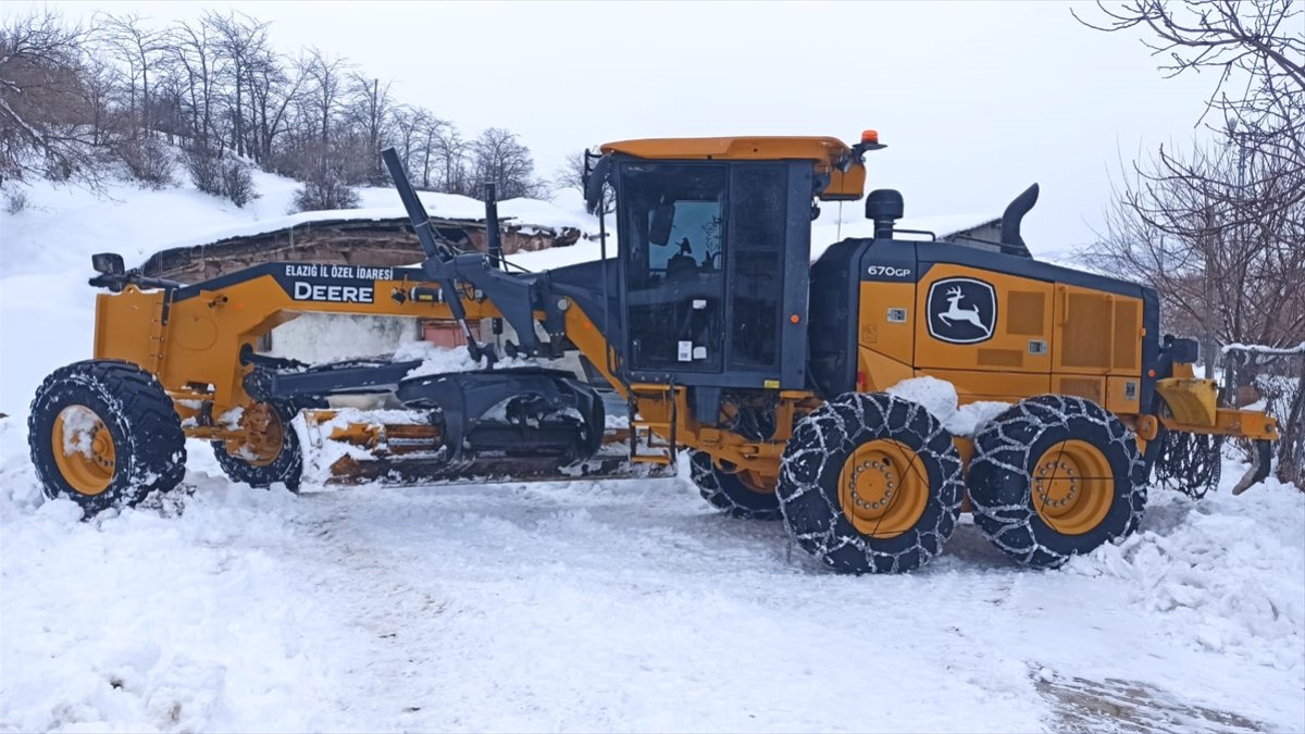 Elazığ'da kardan kapanan 65 köy yolu ulaşıma açıldı