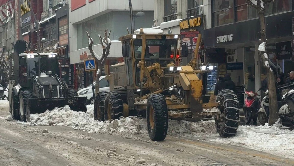 Elazığ'da karla mücadele ekipleri sahada