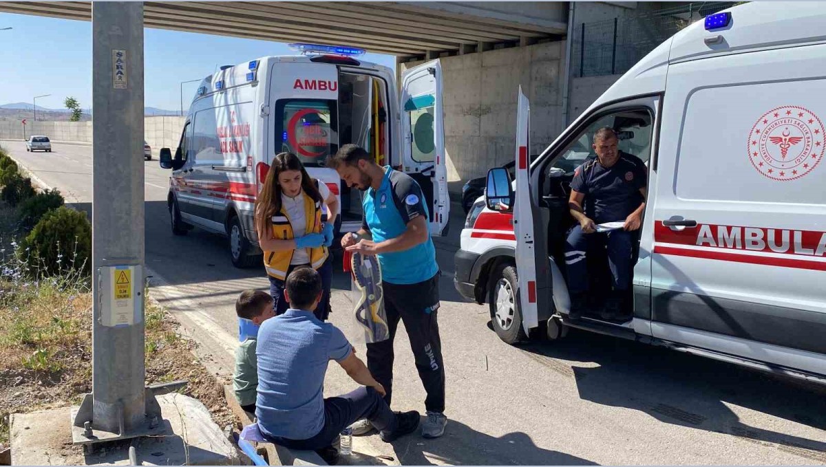 Elazığ'da karşı şeride geçen otomobil, kazaya neden oldu: 3 yaralı