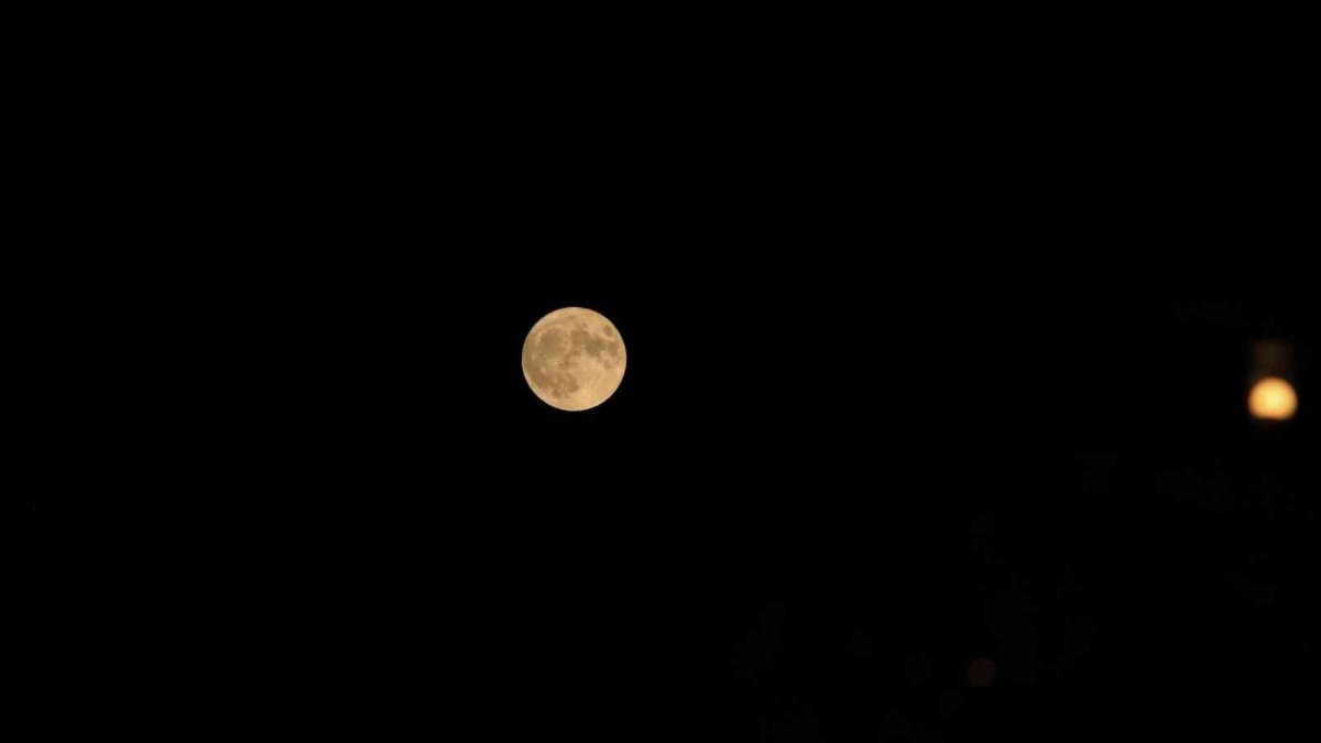 Elazığ'da kartpostallık Süper Ay manzarası