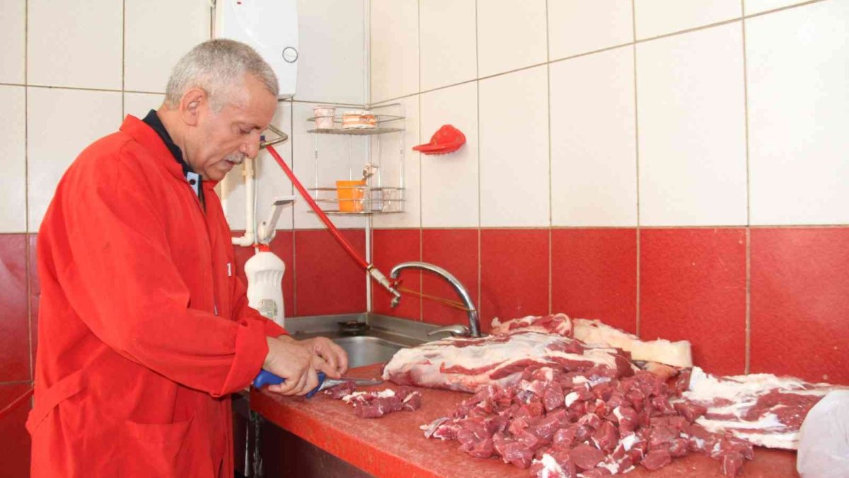 Elazığ'da kasapların yoğun mesaisi