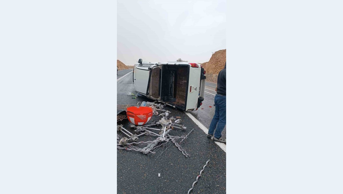 Elazığ'da kaygan yolda kamyonet devrildi