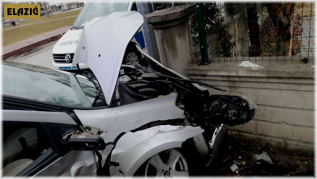 Elazığ'da kaza yapan otomobil duvara çarparak durabildi: 2 yaralı