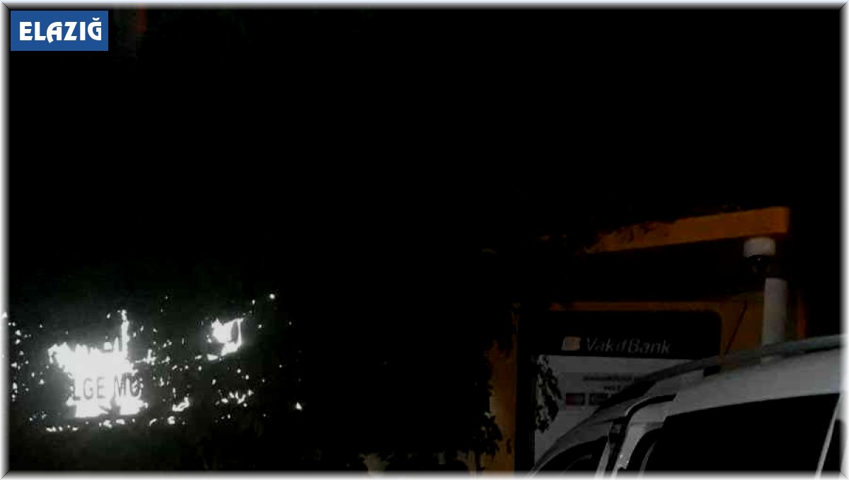 Elazığ'da kaza yapan otomobiller, ATM'ye daldı: 2 yaralı