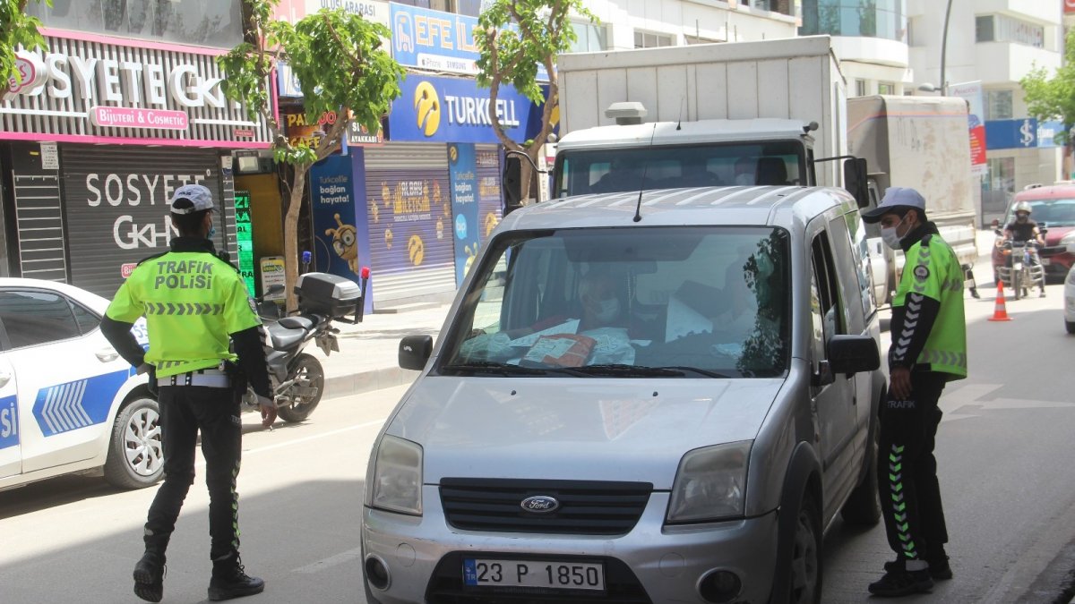 Elazığ'da kısıtlamaya sıkı denetim, araçlar tek tek kontrol edilmeye başlandı