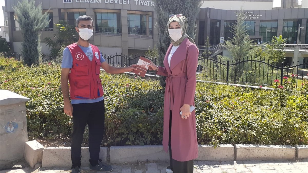 Elazığ'da "Kitabını Seç" kampanyası gençlerden ilgi gördü