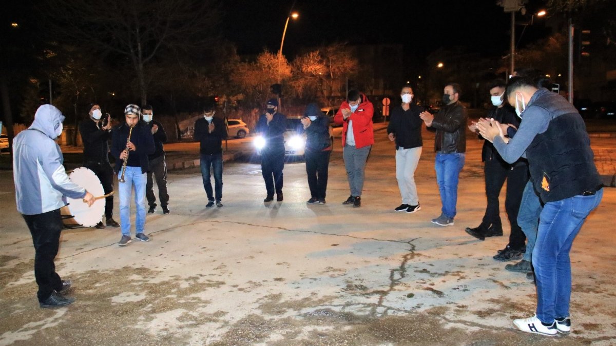 Elazığ'da klarnetli, davullu sosyal mesafeli sahur halayı