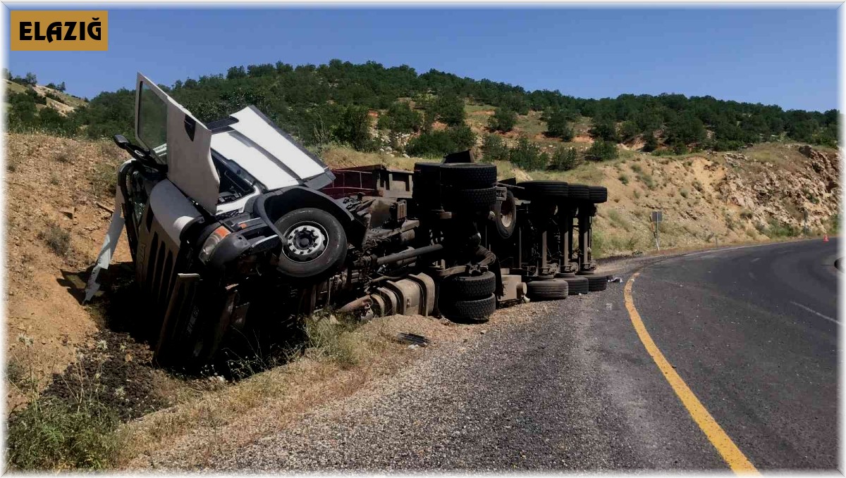 Elazığ'da kömür yüklü kamyon devrildi: 1 yaralı