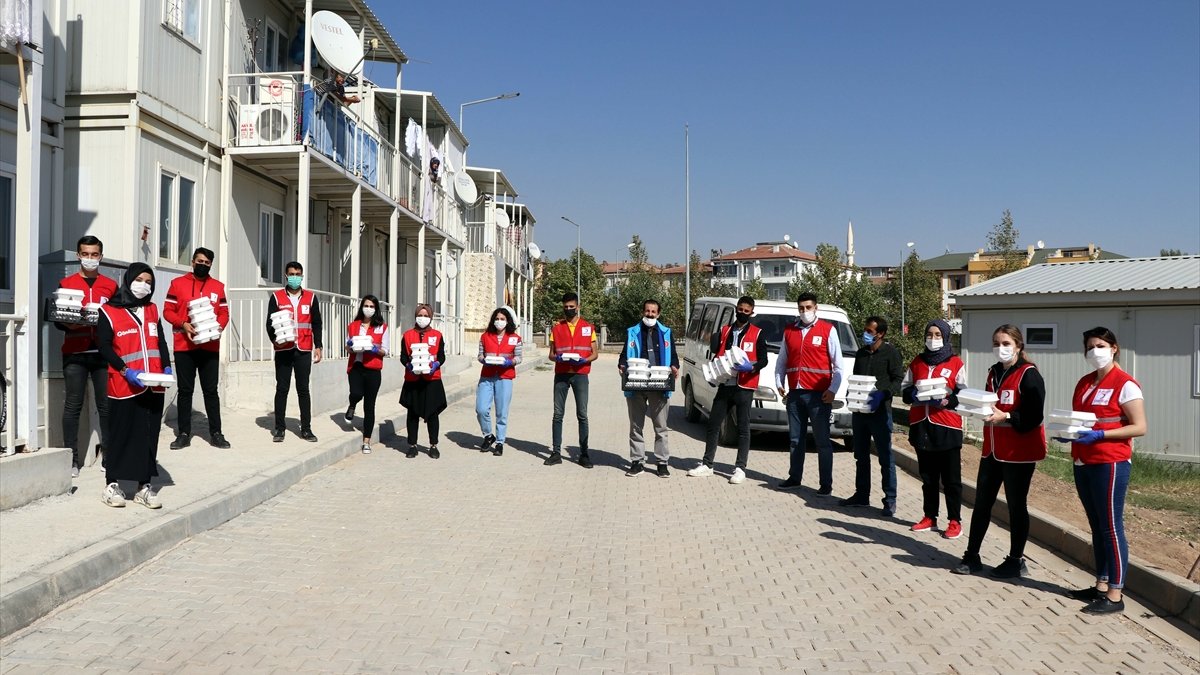 Elazığ'da konteynerde yaşayan depremzedelere yemek ikramı