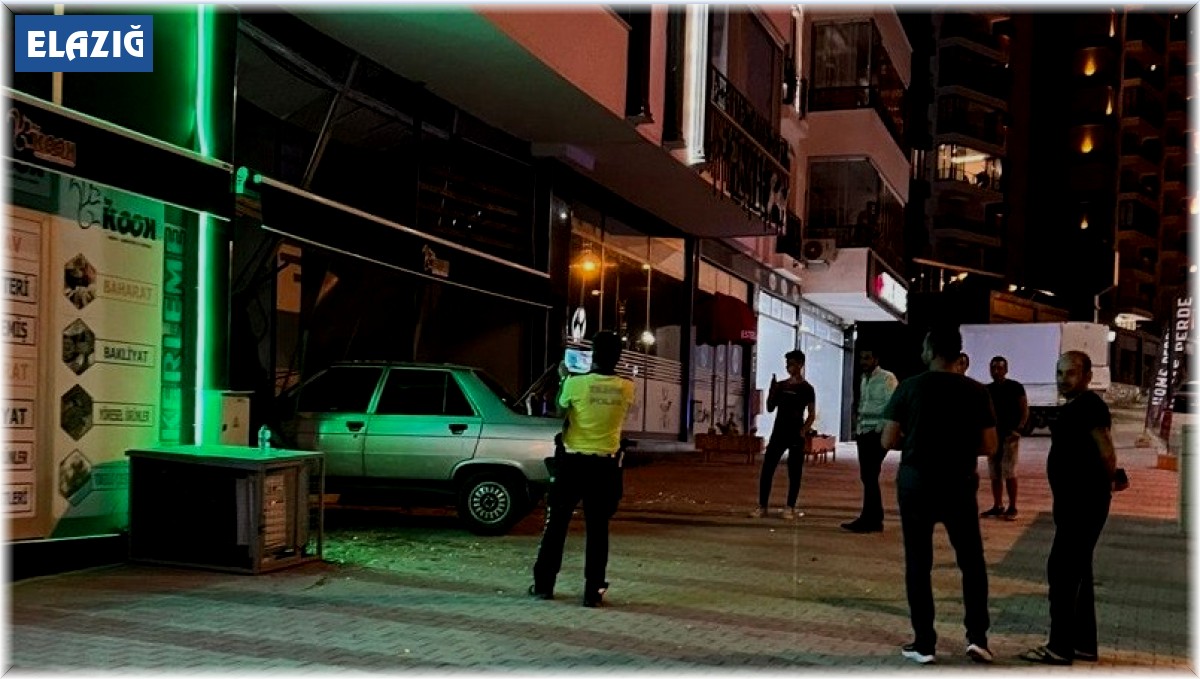 Elazığ'da kontrolden çıkan araç iş yerine girdi