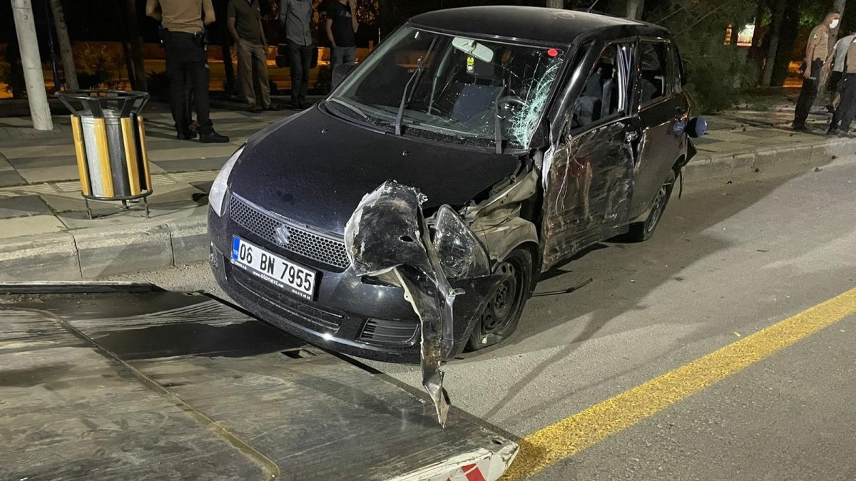 Elazığ'da kontrolden çıkan otomobil ağacı devirdi: 3 yaralı