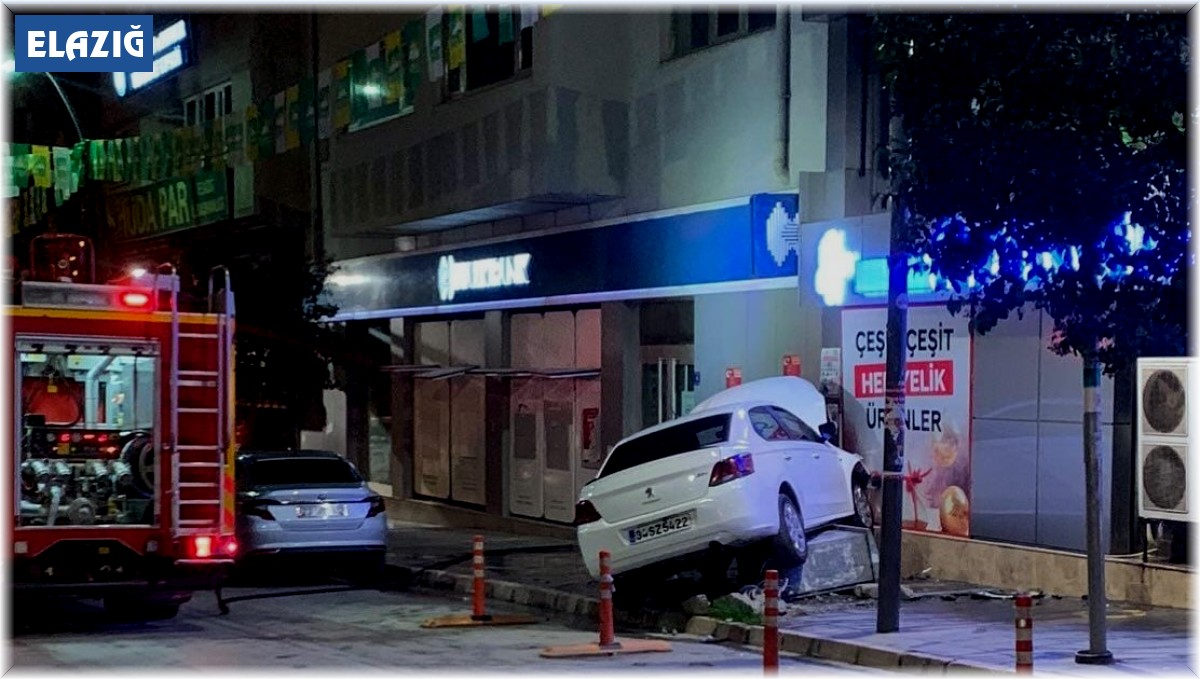 Elazığ'da kontrolden çıkan otomobil iş yerinin duvarına çaptı