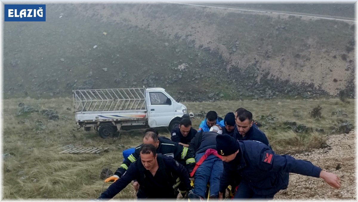 Elazığ'da kontrolden çıkan pikap devrildi: 1 yaralı