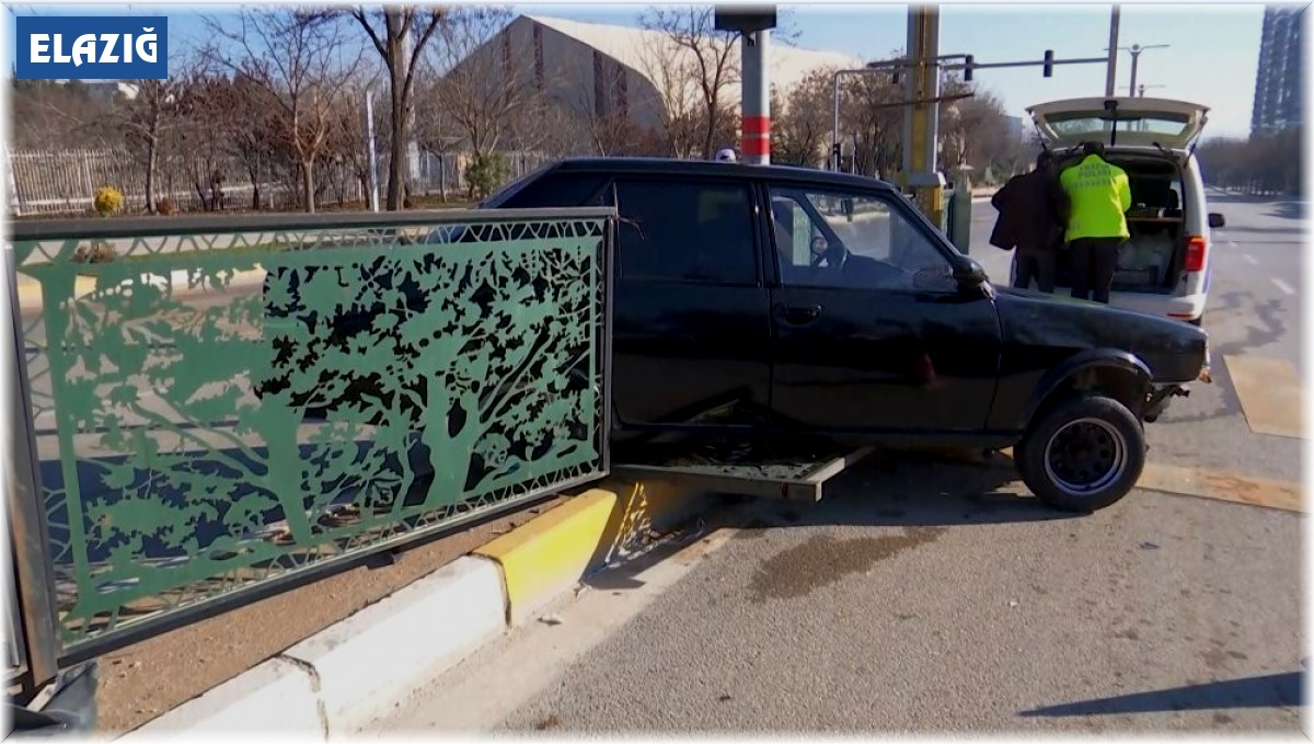Elazığ'da kontrolünü kaybeden sürücü refüje çıktı
