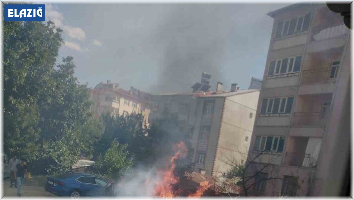 Elazığ'da korkutan yangın: Alevler evlere sıçramadan söndürüldü