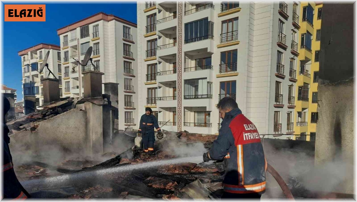 Elazığ'da korkutan yangın: Alevler geceyi gündüze çevirdi