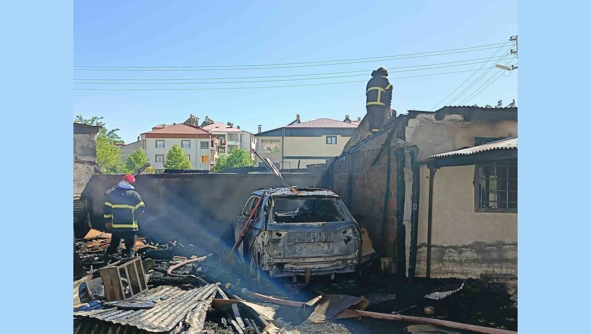 Elazığ'da korkutan yangın: Araba kullanılamaz hale geldi, odunluk kül oldu