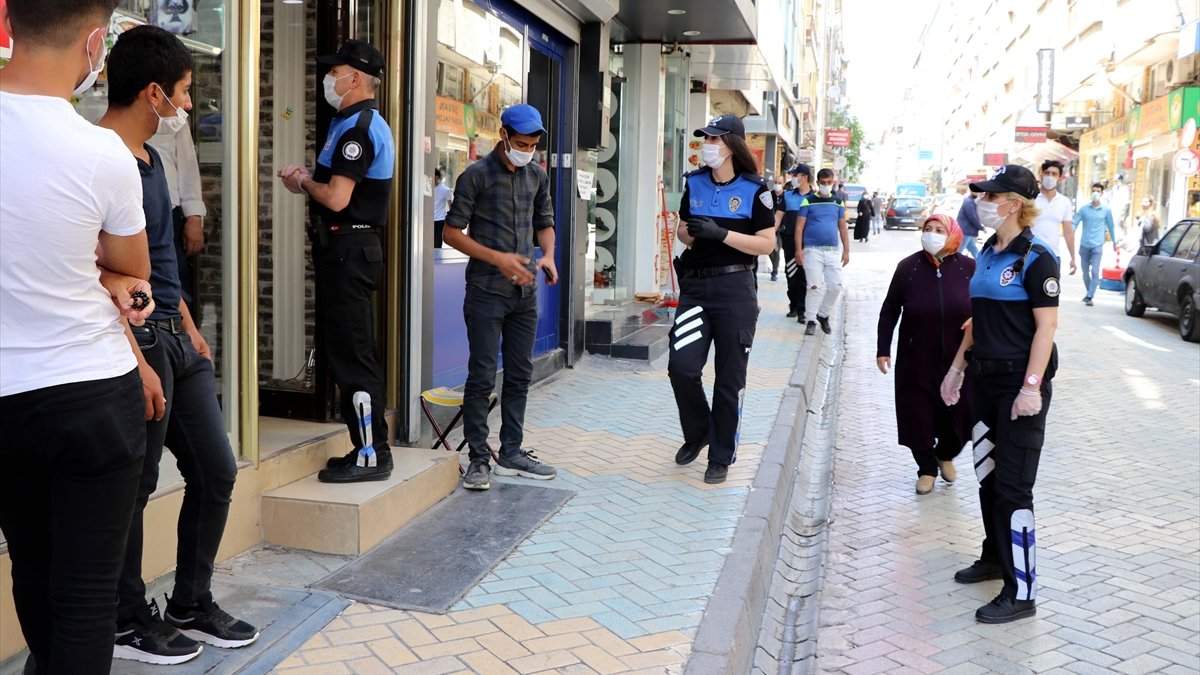 Elazığ'da Kovid-19 denetimi yapan polislere vatandaştan tezahüratlı destek
