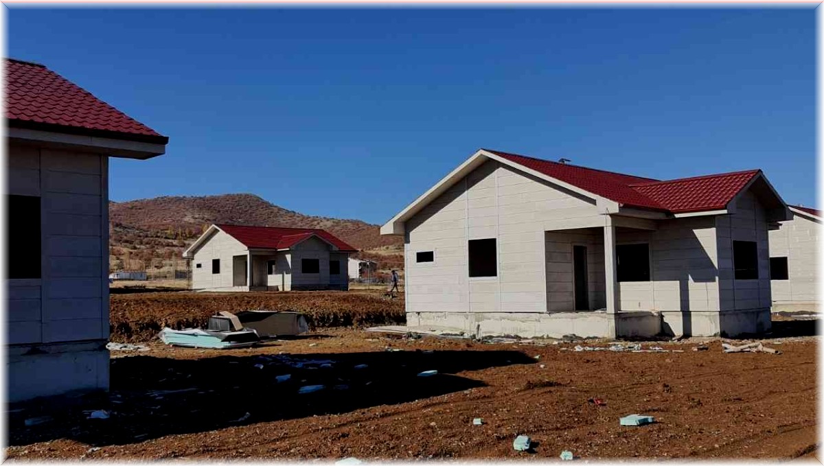 Elazığ'da köy konutlarının yapımı sürüyor