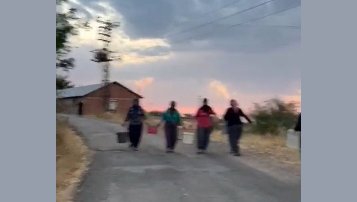 Elazığ'da köy yangını: Bölgeye çok sayıda ekip sevk edildi